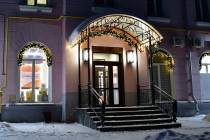 изготовление и монтаж кованого козырька и перил для клиники стоматологии и косметологии "Центральная", г.Краснотурьинск - фото - 3