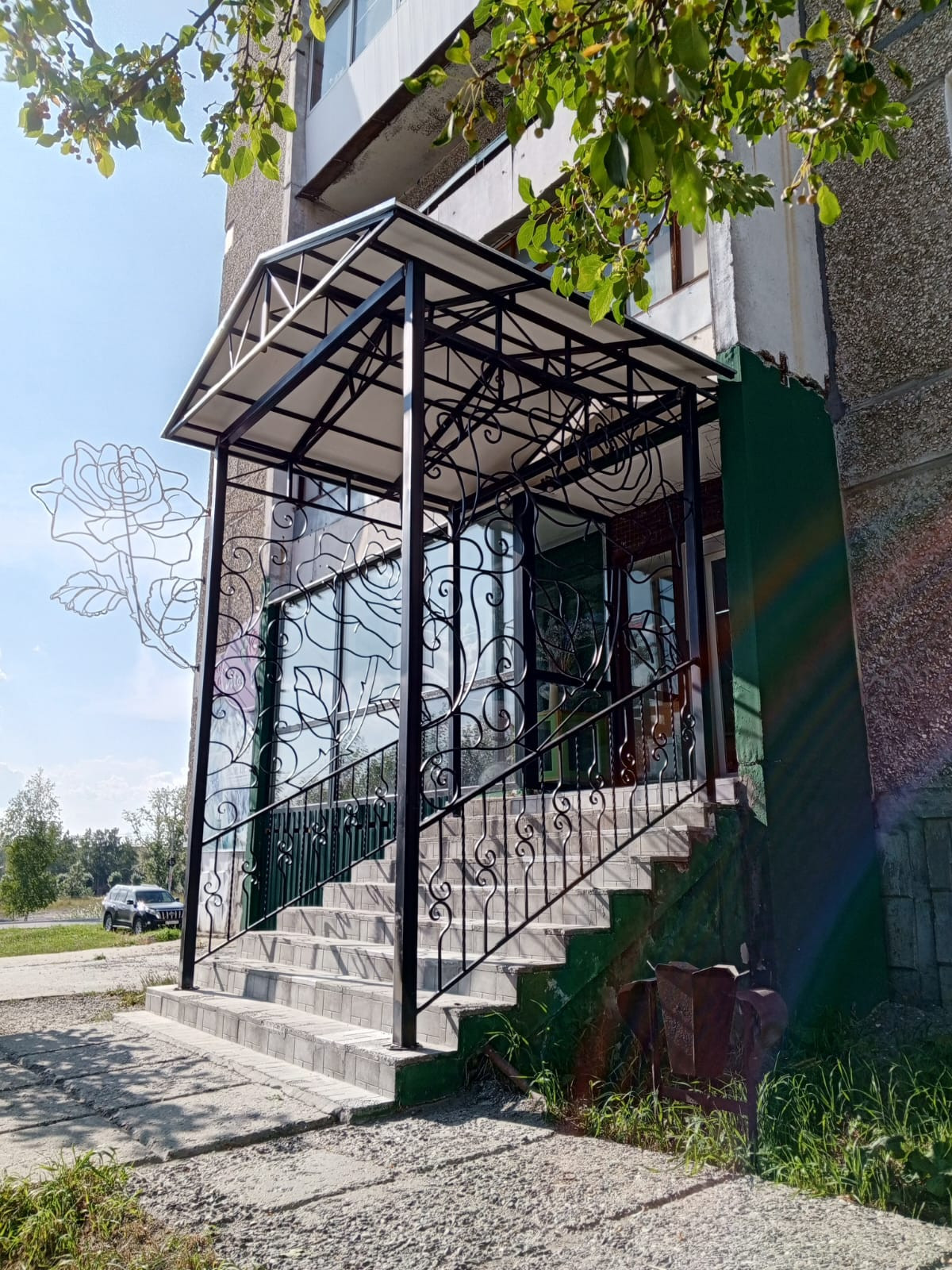 изготовление и монтаж кованого крыльца салона "Мои цветы", г. Карпинск - фото - 1