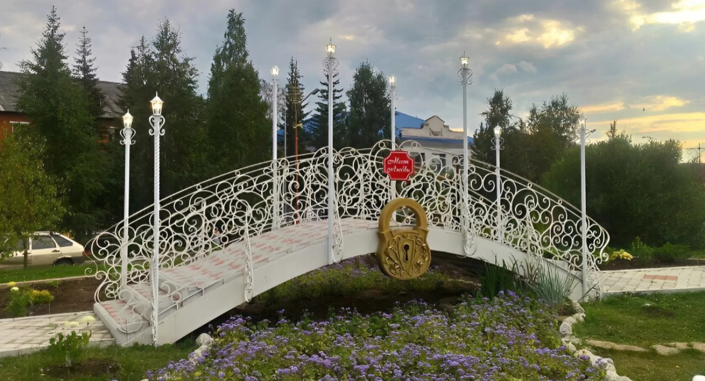 арт-объект "Мост любви",  г.Волчанск - фото - 3