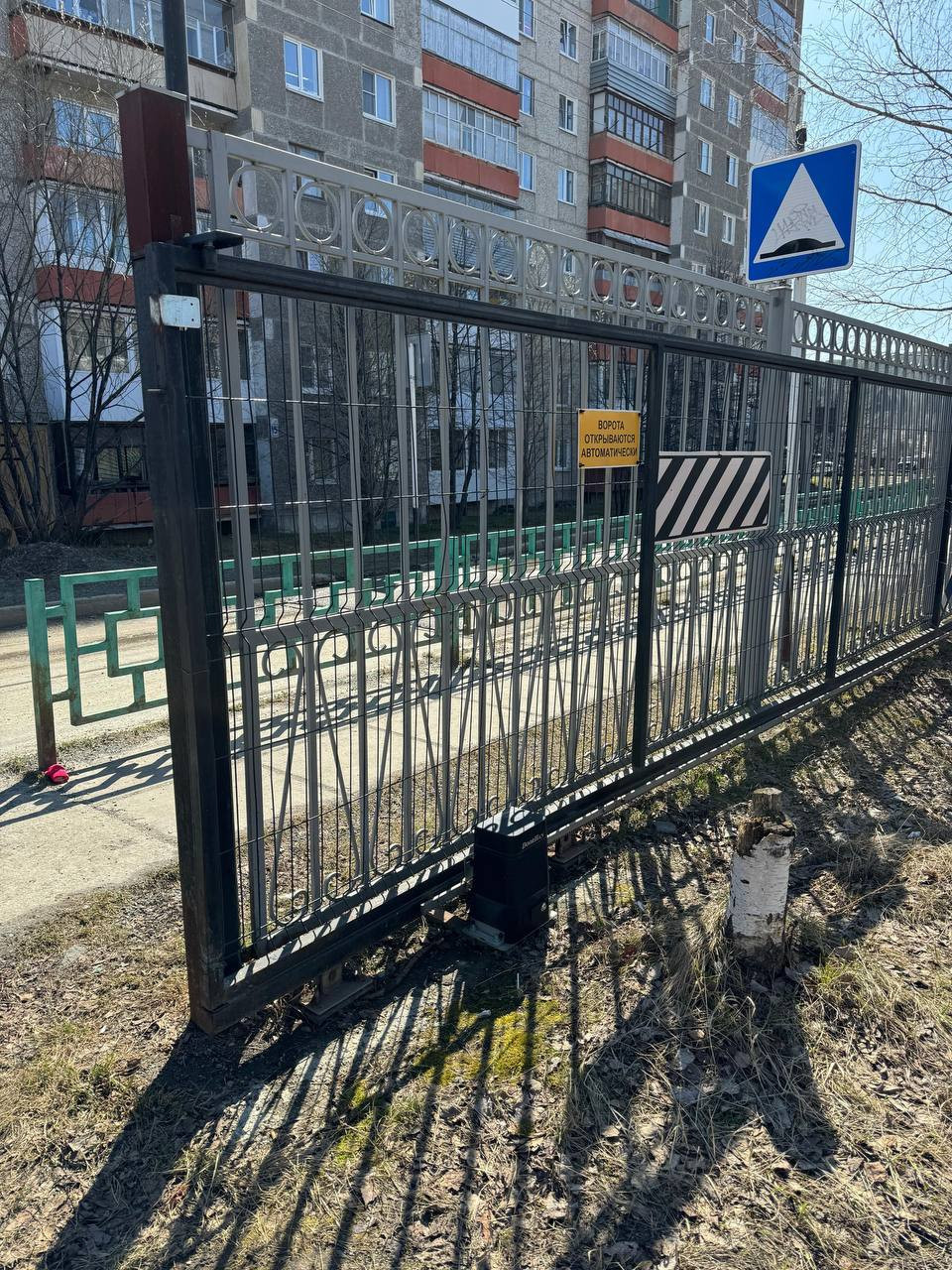 изготовление и монтаж откатных ворот для школы, г. Краснотурьинск - фото - 1